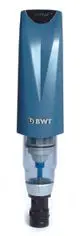 BWT Rückspülfilter mit transparentem Gehäuse und digitalem Anzeigebereich. Das Produkt besitzt eine obere Abdeckung in Blau und eine schwarze Anschlussbasis.